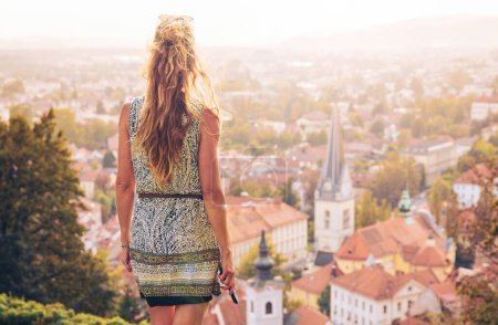 Téléchargez les photos : Vue arrière de la femme qui regarde la vue panoramique de la ville de Ljubljana, capitale de la Slovénie - en image libre de droit