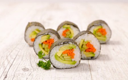 Téléchargez les photos : Maki sushi food (riz à l'avocat, concombre et carotte) - en image libre de droit