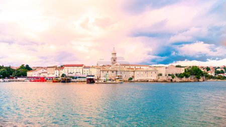 Téléchargez les photos : Vue panoramique du paysage de la ville de Krk Île de Krk, Croatie - en image libre de droit