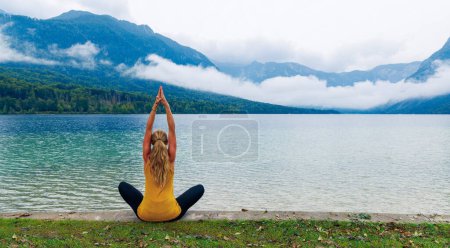 Téléchargez les photos : Femme doign yoga, méditation et relaxation - en image libre de droit