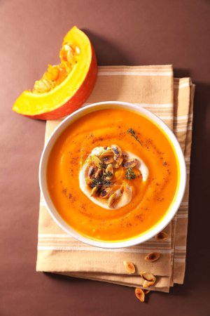 Téléchargez les photos : Bol de soupe à la citrouille et crème - en image libre de droit