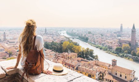 Téléchargez les photos : Voyageur femelle avec sac en Italie- Vue panoramique de la ville de Vérone - en image libre de droit
