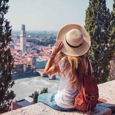 Foto de Mujer viajera en Italia- Vista panorámica de la ciudad de Verona - Imagen libre de derechos