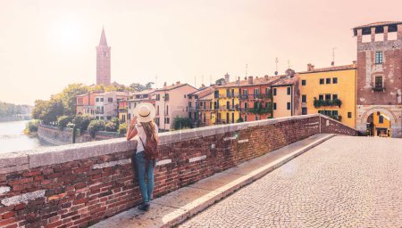 Téléchargez les photos : Vérone, Italie- Voyageur femme regardant la vue sur le paysage de la ville - en image libre de droit