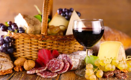Foto de Copa de vino tinto con queso y salami - Imagen libre de derechos