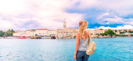 Téléchargez les photos : Femme regardant Krk paysage de la ville- Voyage, vacances, tourisme touristique en Croatie - en image libre de droit
