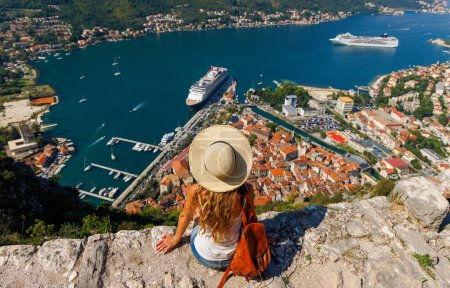 Foto de Viajero joven mujer mirando a la vista panorámica de Kotor Bay- viajes, turismo turístico, vacaciones en Montenegro, Europa - Imagen libre de derechos