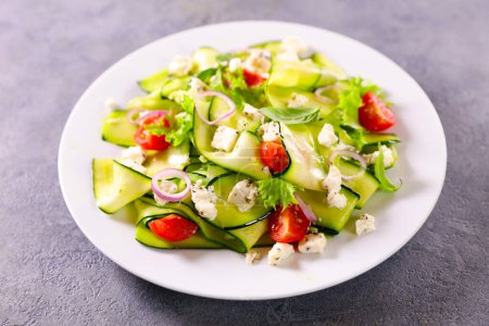 Téléchargez les photos : Salade de tranches de courgettes aux épices, tomates et fromage feta Alimentation végétalienne, aliments sains - en image libre de droit