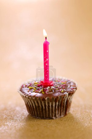 Téléchargez les photos : Gâteau tasse avec une seule bougie gâteau d'anniversaire - en image libre de droit