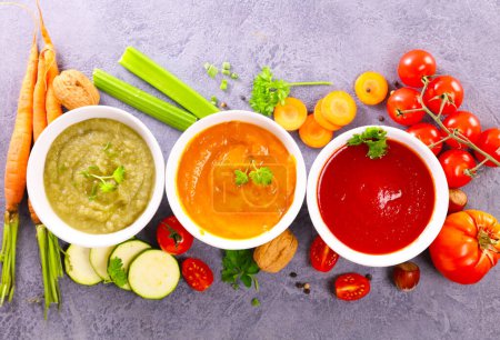 Téléchargez les photos : Soupe végétalienne soup- variété de soupe de légumes - en image libre de droit
