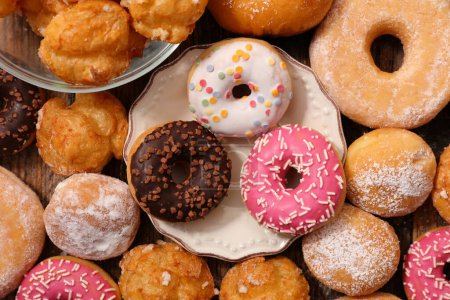 Foto de Surtido de donuts-donuts fondo - Imagen libre de derechos