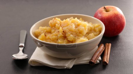 Téléchargez les photos : Bol de sauce aux pommes et cannelle - en image libre de droit