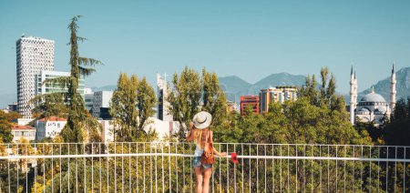 Téléchargez les photos : Voyageur femme bénéficiant d'une vue panoramique de Tirana ville- Voyage, tourisme d'excursion, vacances en Albanie - en image libre de droit