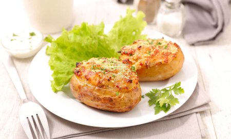 Téléchargez les photos : Pommes de terre cuites au four avec laitue - en image libre de droit