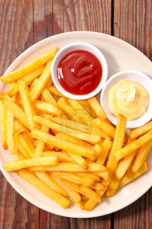 Téléchargez les photos : Frites ketchup blanc et mayonnaise - en image libre de droit