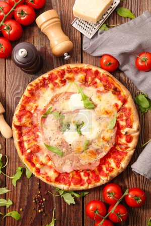 Téléchargez les photos : Pizza au fromage et roquette - en image libre de droit