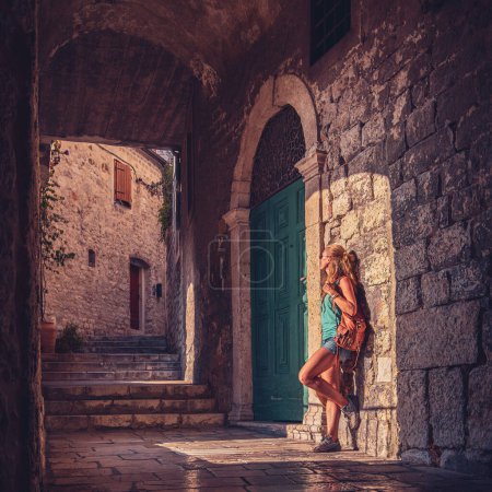 Foto de Mujer turista en la calle Croacia - Imagen libre de derechos