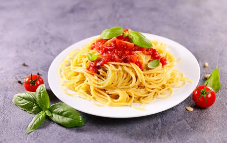 Foto de Plato de espaguetis con salsa de tomate y albahaca - Imagen libre de derechos