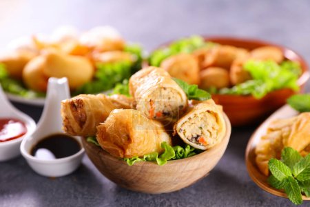 Téléchargez les photos : Assortiment alimentaire asiatique- rouleau de printemps frit, crevettes frites, samosa et sauce soja - en image libre de droit