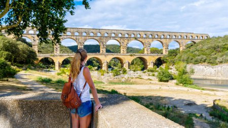 Foto de Destino turístico, turismo turístico, vacaciones en Francia Pont du Gard - Imagen libre de derechos