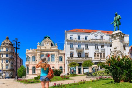 Téléchargez les photos : Coimbra, Portugal, février 2023- touriste femme sur la place Portagem à Coimbra - en image libre de droit