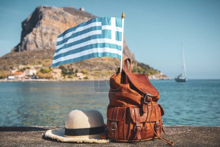 Foto de Bolsa, sombrero de verano y bandera griega- Viajes, vacaciones o turismo de turismo concepto - Imagen libre de derechos