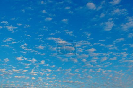 Téléchargez les photos : Ciel bleu et nuages blancs fond - en image libre de droit