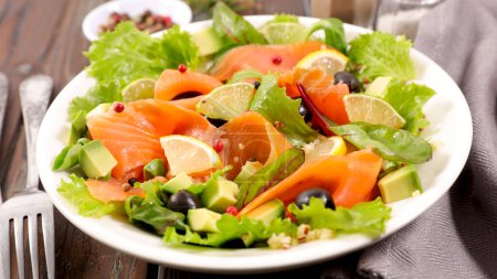 Téléchargez les photos : Salade de légumes au saumon fumé - en image libre de droit