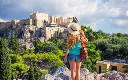 Foto de Mujer turista mirando la Acrópolis en la ciudad de Atenas Grecia - Imagen libre de derechos