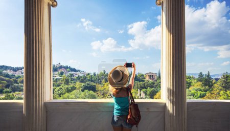 Téléchargez les photos : Femme touriste regardant Temple d'Héphaïstos, Athènes en Grèce- Ancienne Agora - en image libre de droit