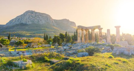 Foto de Ruinas del templo de Apolo al atardecer, Corinto antiguo en Grecia - Imagen libre de derechos