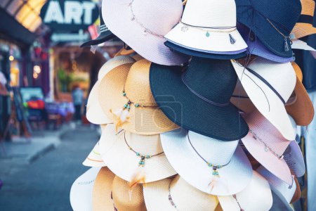 Foto de Sombrero de moda de verano en bazar Grecia, Atenas - Imagen libre de derechos