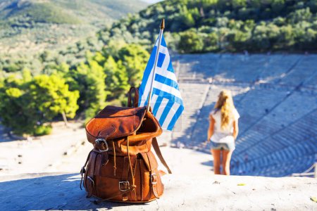 Foto de Destino de viaje, vacaciones, turismo turístico en Grecia- El antiguo teatro de Epidauro, Peloponeso en Grecia - Imagen libre de derechos