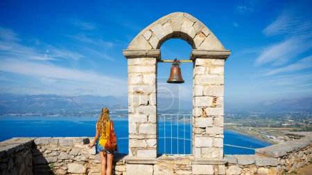 Téléchargez les photos : Femme voyageuse au Château de Palamidi, Nauplie, Grèce - en image libre de droit