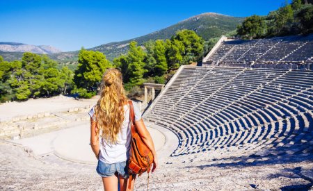 Turista femenina disfrutando del antiguo teatro de Epidauro, Peloponeso en Grecia- Destino de viaje, vacaciones, turismo turístico 