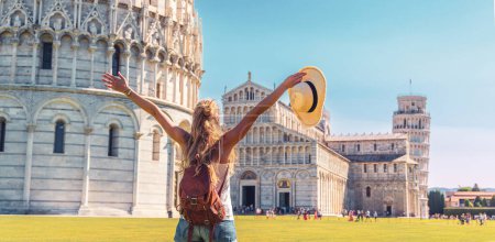 Téléchargez les photos : Femme à bras ouverts profitant de la tour penchée Pise en Italie - en image libre de droit