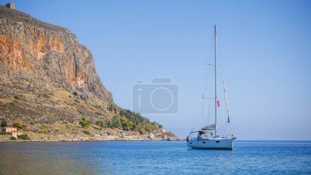Foto de Viajes, vacaciones, turismo en Grecia concepto hermoso paisaje con mar, montaña y velero - Imagen libre de derechos