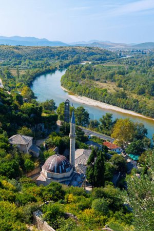 Téléchargez les photos : Bosnie-Herzégovine, village avec mosquée et rivière turquoise pocitelj - en image libre de droit