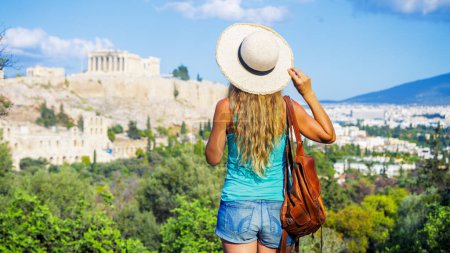 Téléchargez les photos : Jeune touriste regardant la vue panoramique de l'Acropole, Parthénon à Athènes- Voyage, vacances ou tourisme d'excursion en Grèce - en image libre de droit