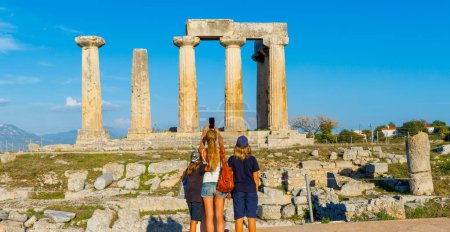 Téléchargez les photos : Famille en Grèce- ancien temple d'Appolo, Corinthe - en image libre de droit
