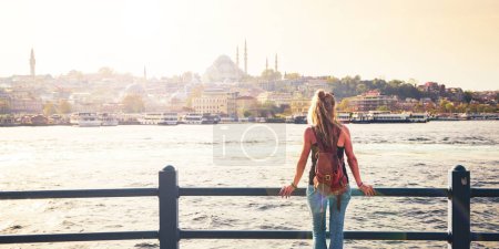 Téléchargez les photos : Jeune touriste regardant Istanbul panorama de la ville- Voyage, vacances ou tourisme touristique en Turquie - en image libre de droit