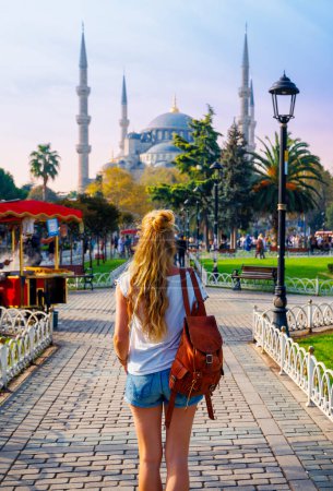 Téléchargez les photos : Jeune touriste marchant jusqu'à la célèbre mosquée bleue, Sultanahmet - en image libre de droit