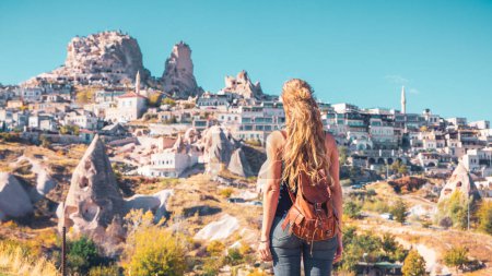 Téléchargez les photos : Randonneur jeune touriste jouissant d'une vue panoramique sur la Cappadoce-Voyage, tourisme d'excursion en Turquie - en image libre de droit