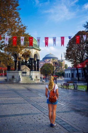 Téléchargez les photos : Promenade touristique pour femmes dans la rue Istanbul Turquie - en image libre de droit