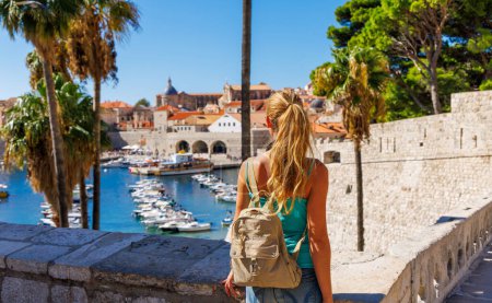 Foto de Mujer viajera disfruta de vista del casco antiguo y la costa dálmata del mar Adriático en Dubrovnik-Croacia - Imagen libre de derechos