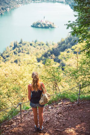 Téléchargez les photos : Femme de randonnée profitant de la vue sur le lac de Bled en Slovène- Voyage en Europe - en image libre de droit