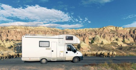 Téléchargez les photos : Voyage aventure road trip en camping-car- Cappadoce, Turquie paysage et shee - en image libre de droit
