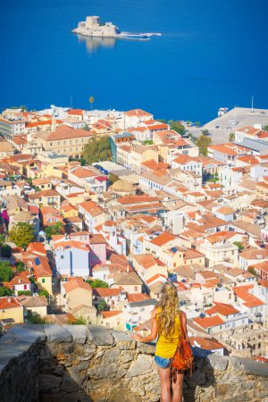 Téléchargez les photos : Voyageuse vue panoramique sur la ville de Nauplie Grèce, Péloponnèse - en image libre de droit