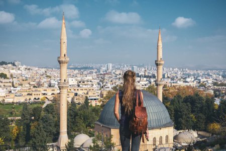 Foto de Turista mujer mirando a la vista panorámica de la mezquita en la ciudad de Sanliurfa Turquía - Imagen libre de derechos