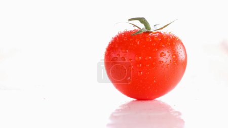 Téléchargez les photos : Tomate aux baies fraîches et goutte d'eau - en image libre de droit